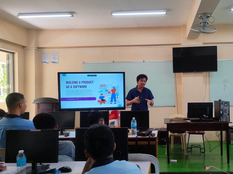 Melquizedek presenting about building software products to students